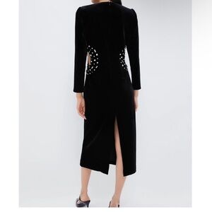 Hyacinth House Black Embellished Velvet Jules
Midi Dress
Black / XS